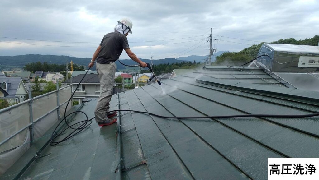 屋根の洗浄です。長年蓄積した汚れや苔やカビはもちろん、既に機能していない塗膜も一気に剥がします。